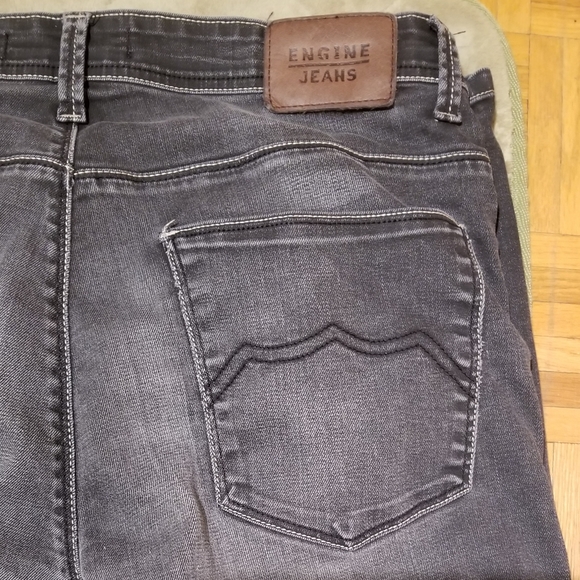 Wmns ENGINE JEANS Black Distressed Jeans (Size 32) - Picture 2 of 7